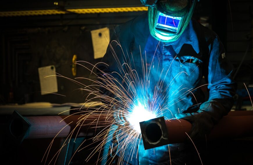 Węże do sprężonego powietrza — jak wybrać te odporne na wysokie ciśnienie i intensywną eksploatację